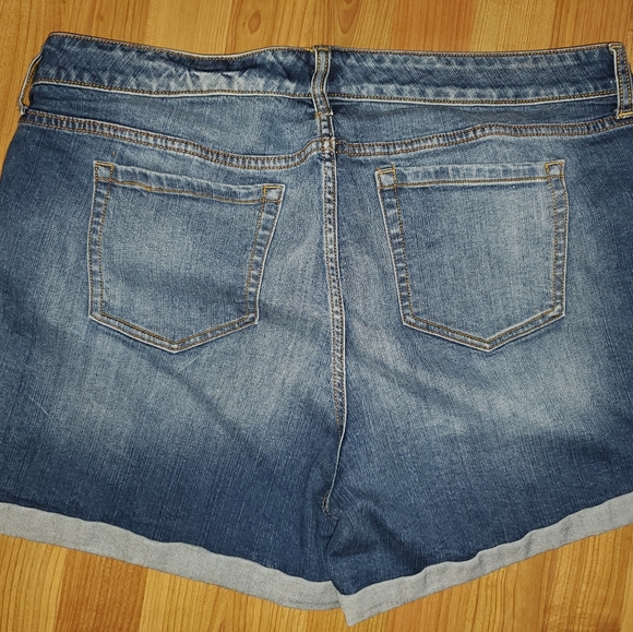 Torrid jean shorts 18 - Picture 2 of 3